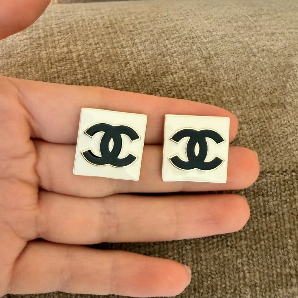 🤍Chanel Vintage CC Square Stud Earrings 🖤 - Picture 6 of 12